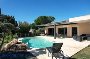 Villa con jardín, barbacoa y piscina privada - Image 1