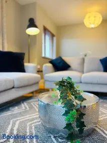 Boru Walk Townhouse -Stylish & Modern Holiday Home - Image 1