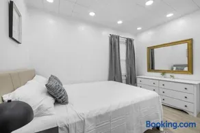 Modern 2BR Quick Drive Downtown - Image 2