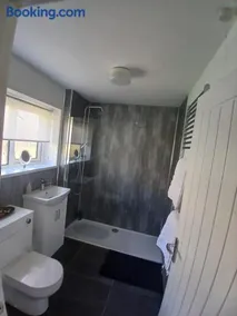 Wuther Heights Retreat - Ground Floor Apartment With Parking - Image 2