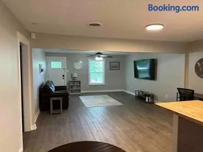 Lawrence Oaks Residence - Image 1