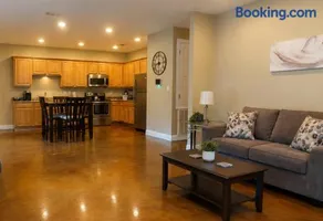 2 Connected Apartments, 6BR 4BA, Sleeps 12, WD -AB- - Image 1