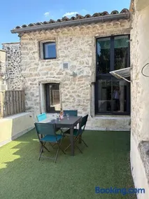 Atypical house with terrace - Image 1