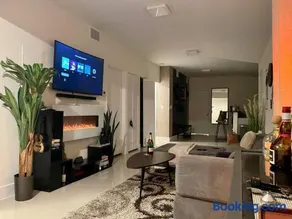 Modern Home w Jacuzzi Near Wynwood-Design District-MIA Airport - Image 2