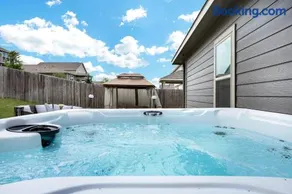Stylish Hot Tub Retreat BBQ Yard Games WiFi Pets - Image 1