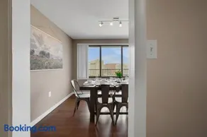 Boutique DCA Unit-Sleeps 7-Free Parking-Great Spot - Image 2
