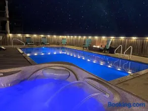 Blue Moon - LUX Oceanfront Pool Hot Tub Theater - Image 4