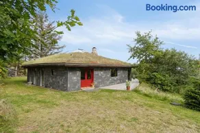 Scenic 2025 Summer House With Sea View - Image 2