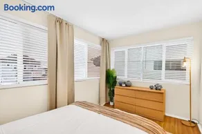 Prime Manhattan Beach 2BR Walk to Beach with Parking - Image 2
