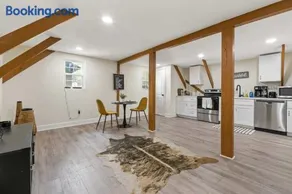 The Lily Pad Modern Cottage In The City - Image 1
