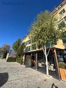 Hotel Yal Restaurant - Image 1