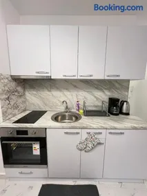 Santorini modern and cosy Apt near UNSS and NSA w WiFi - Image 2