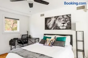 Modern 3BR Townhouse with Private Rooftop & Parking Minutes to NYC - Image 3