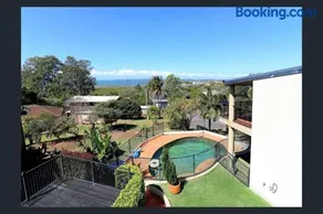 Coastal Family Escape with Pool Balcony and Bay Views - Image 5