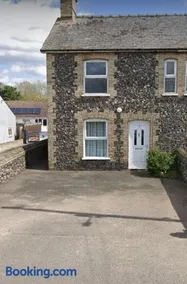 Charming 3 bedroom flint cottage - Image 1