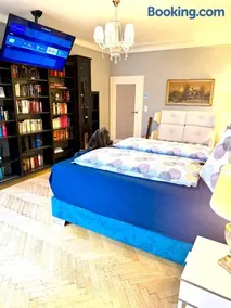 Center Apartment with 360° Rooftop - Image 3