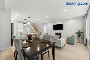 Bliss Modern Luxury 3BED entire townhome PLUS FREE PARKING - Image 3