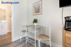 Budget & Pet Friendly Charming Family Suite - Image 5