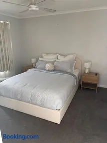 Pet-Friendly 3-Bed Home Near Gateway Plaza - Image 2