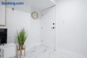 Bright Modern 1BR Suite Free Parking Fast WiFi Self Check-In - Image 3