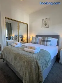 Central 1BR Apt with Parking - Image 3