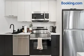 Spacious 2-Bedroom Suite Mins to the Falls Parking & Sleeps 5 - Image 3
