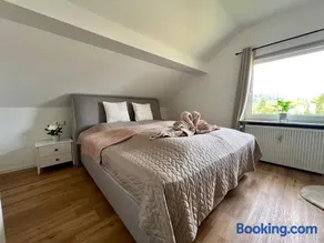 2 Zimmer Dachwohnung mit Burgblick & Kingsize Bett - Image 1