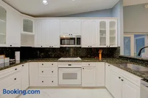 4BR Lakeview vacation home with 5beds, sleeps 10, Game Room, Mins to Sawgrass Mills - Image 2
