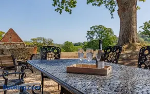 The Farmhouse at Nunwell - Historic 5-Bedroom Farmhouse on Private Estate with Fire Pit & Parkland - Image 4