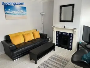 Pier Road Holiday Home - Image 2
