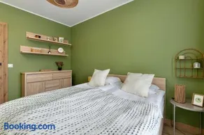 Cozy & Bright Apartment with Parking and Garden by Noclegi Renters - Image 2