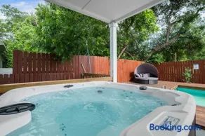 Modern 5 BR with Pool and Games - Image 2