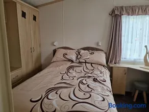 Caravan Sleeps 6 with Parking - Image 1