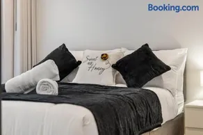 Modern City Apartment - Sleeps 4 - 1 Train to Central - Image 2