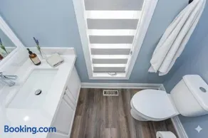 Luxury 4BR Family Home, Sleeps 8 plus Private Fence - Image 1