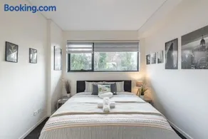 King bed Apt Study Homebush Sleeps 3 - Image 1