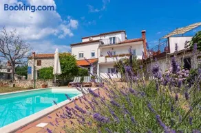 Atractiva casa vacacional totalmente equipada con barbacoa, piscina privada y terraza | Vistas a la naturaleza | Acepta mascotas - Image 2