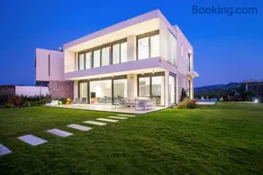 Liam Beach Front Luxury Villa with 100m2 infinity pool - Image 1