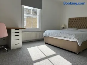 200m To Botanical Garden 3 Bedroom Victoria House - Image 1