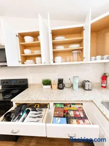 Entire Spacious and Beautiful 5 Bedroom House - Image 5