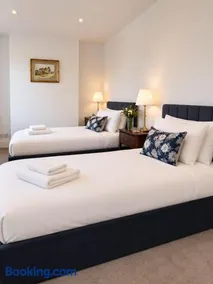 West Central London, Entire House Sleeps 9 with Parking - Image 2