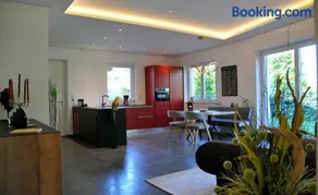 Ruhige Ferienwohnung mit Garten und Garage in Privatvilla - Image 1