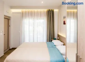 Lola's Hotel - Image 2