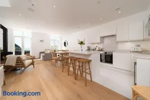 Harbour Tide, Inviting 3 BR Apt, Large Terrace and Sea View, Parking - Image 5