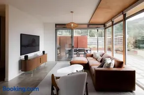 Woodbridge Hill Country Escape - Image 5