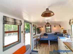 Lake View Shepherds Hut - Image 4