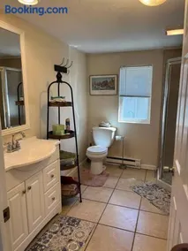 Cheerful pet-friendly bungalow right in town - Image 1