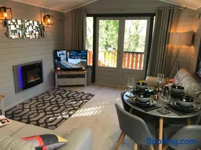 L11 - The Harlech Lodge with Hot Tub - Image 2