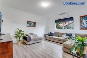 Bright and airy cosy cottage, close to town - Image 4