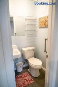 1-bedroom apartment, sleeps 4, in lovely Pilot Mountain-walk to Main st! Unit 2 - Image 2